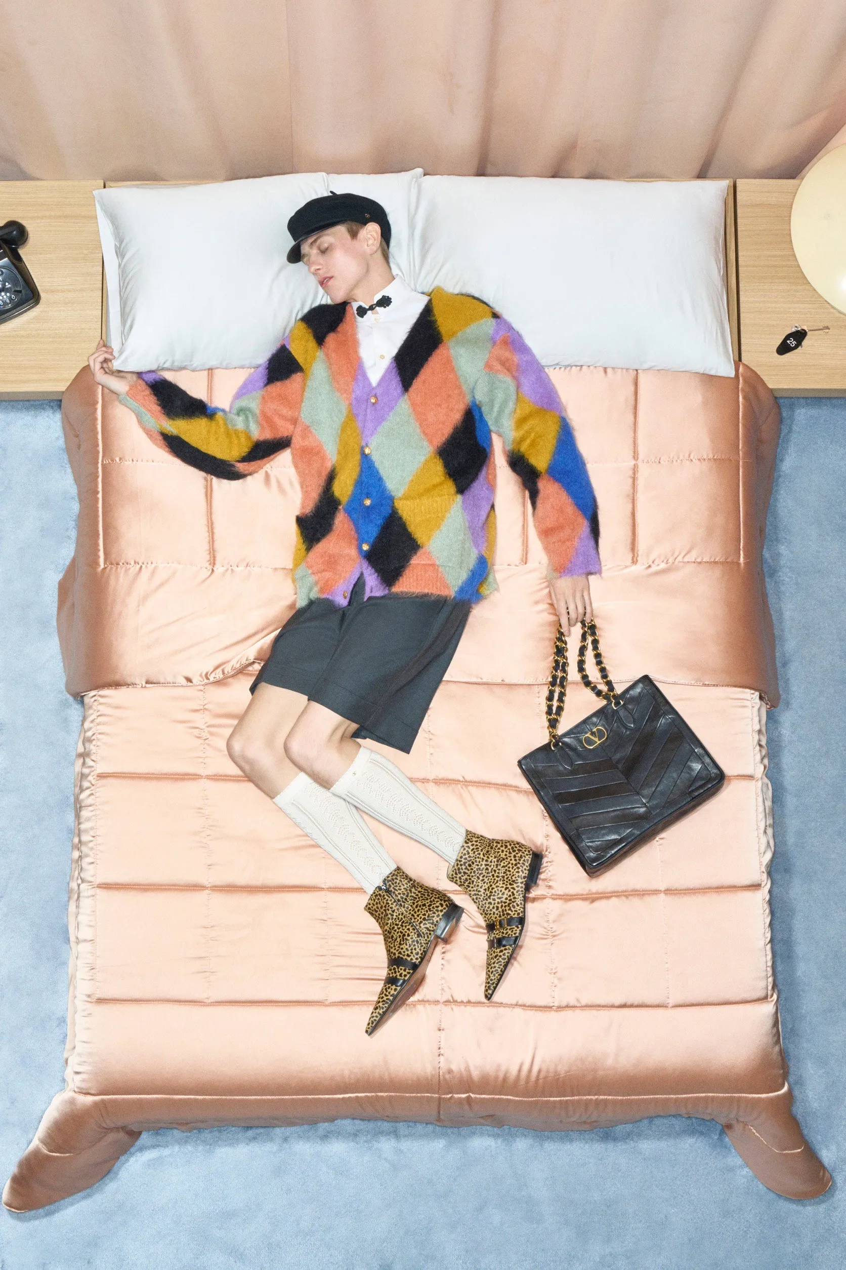 Valentino  รีสอร์ต คอนเซปต์นางแบบ นอนทอดยาวบนเตียง