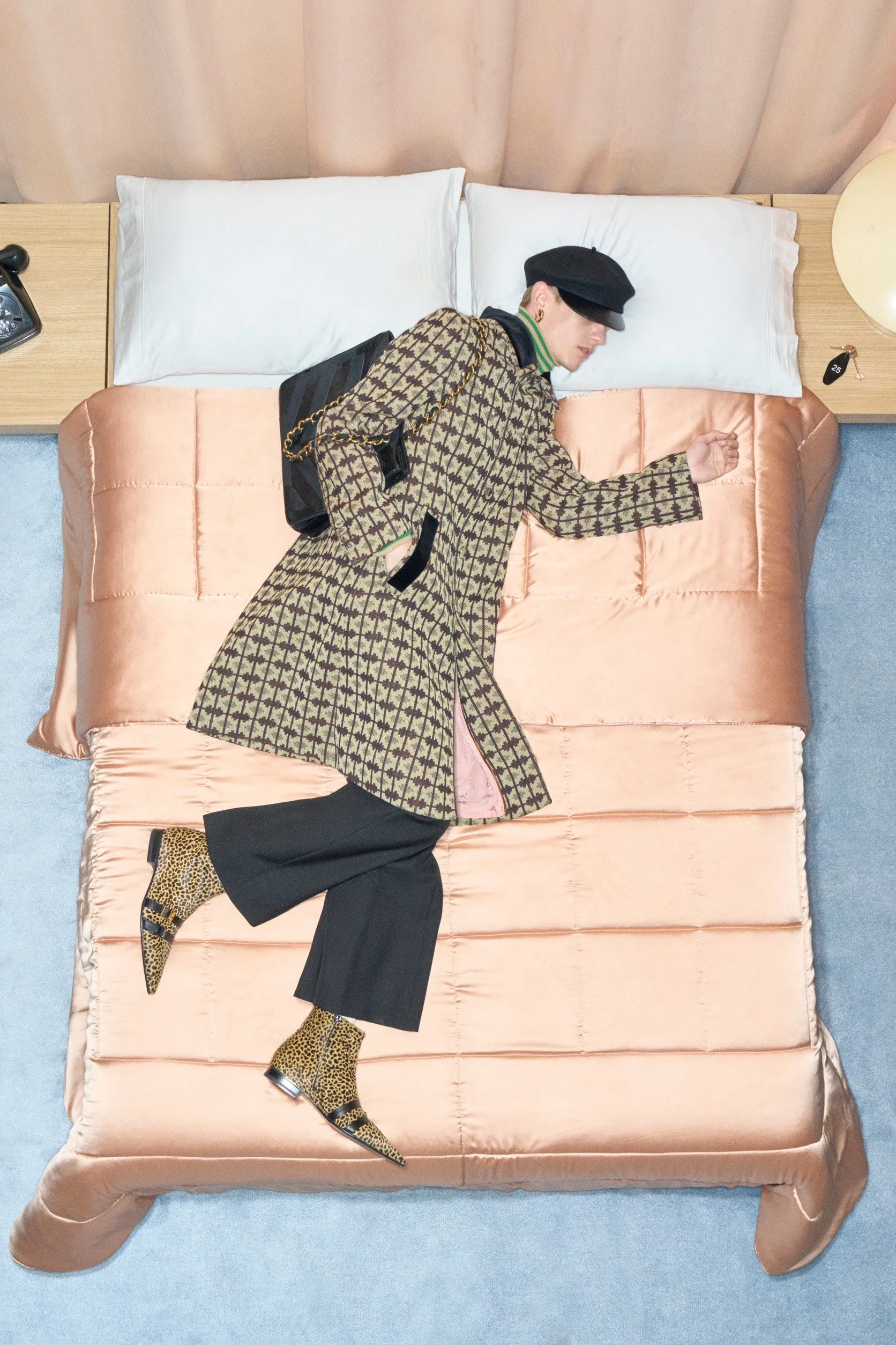 Valentino  รีสอร์ต คอนเซปต์นางแบบ นอนทอดยาวบนเตียง