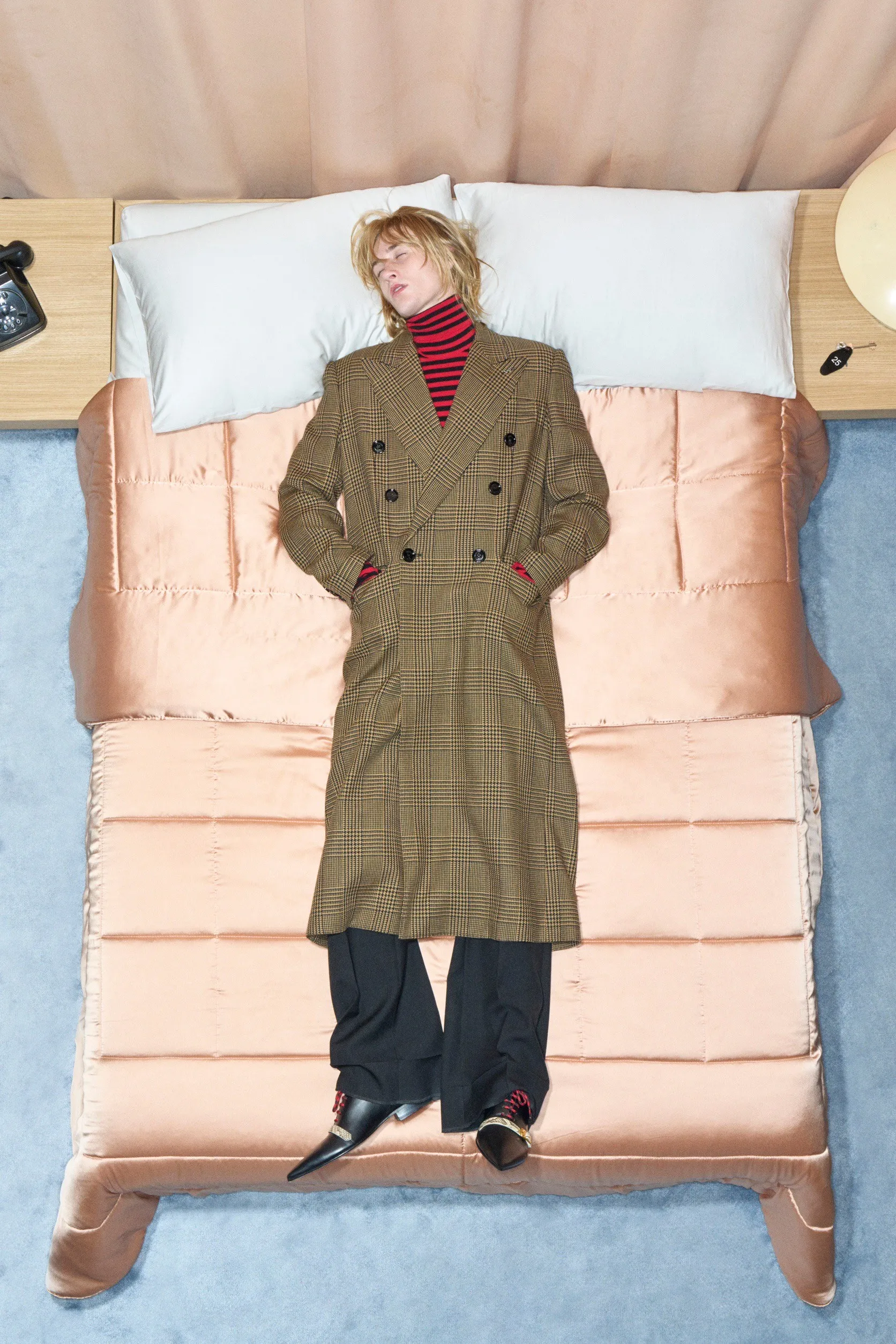 Valentino  รีสอร์ต คอนเซปต์นางแบบ นอนทอดยาวบนเตียง