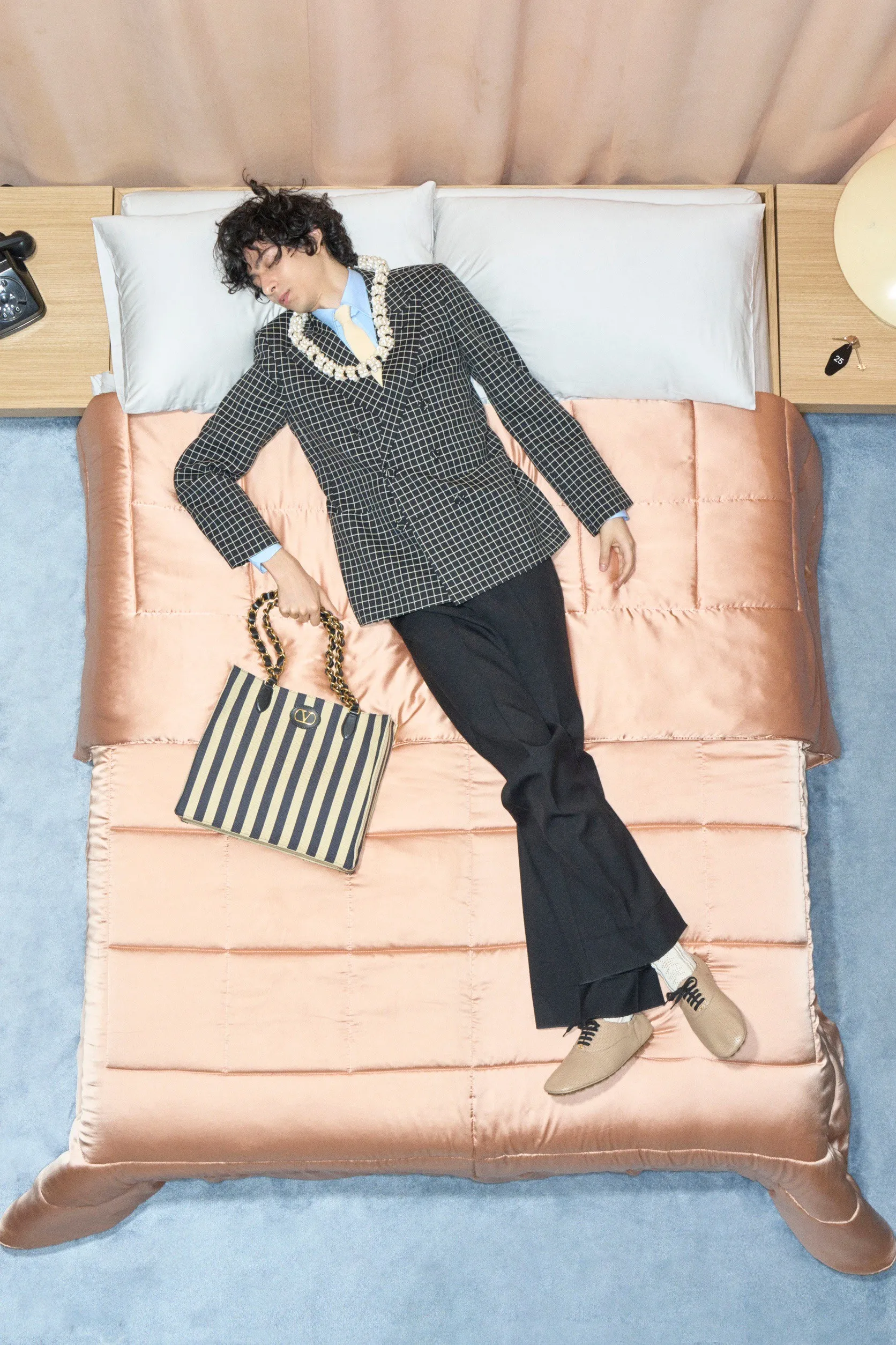 Valentino  รีสอร์ต คอนเซปต์นางแบบ นอนทอดยาวบนเตียง