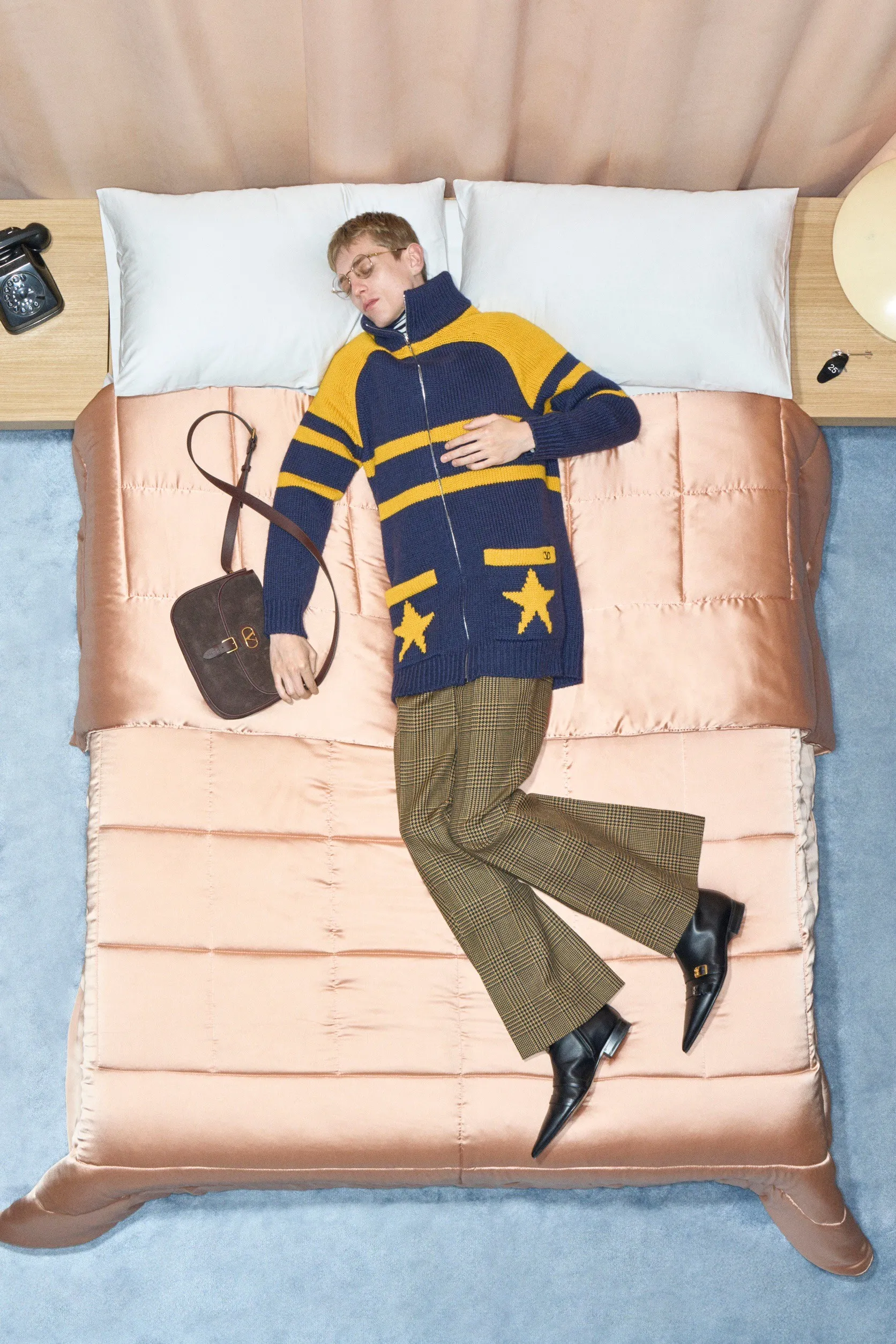 Valentino  รีสอร์ต คอนเซปต์นางแบบ นอนทอดยาวบนเตียง