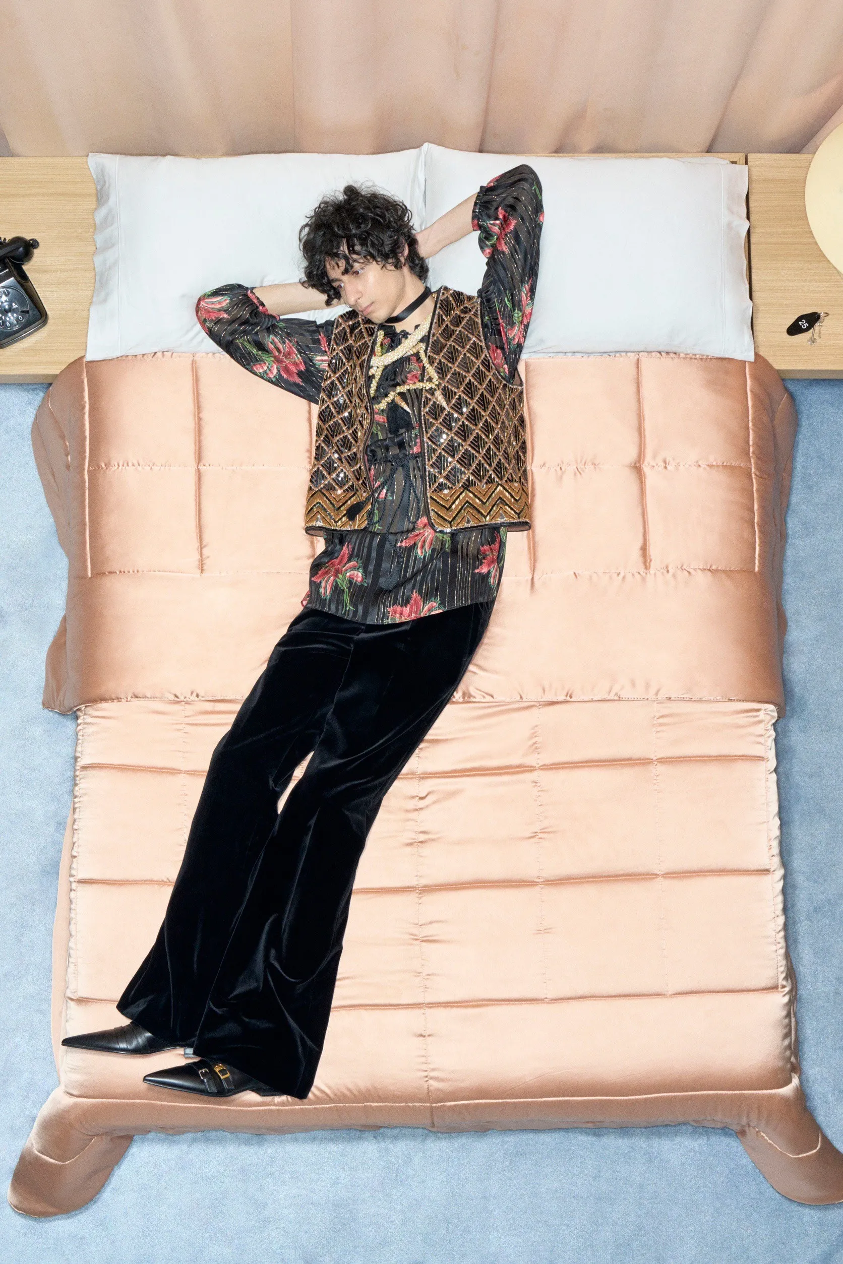 Valentino  รีสอร์ต คอนเซปต์นางแบบ นอนทอดยาวบนเตียง