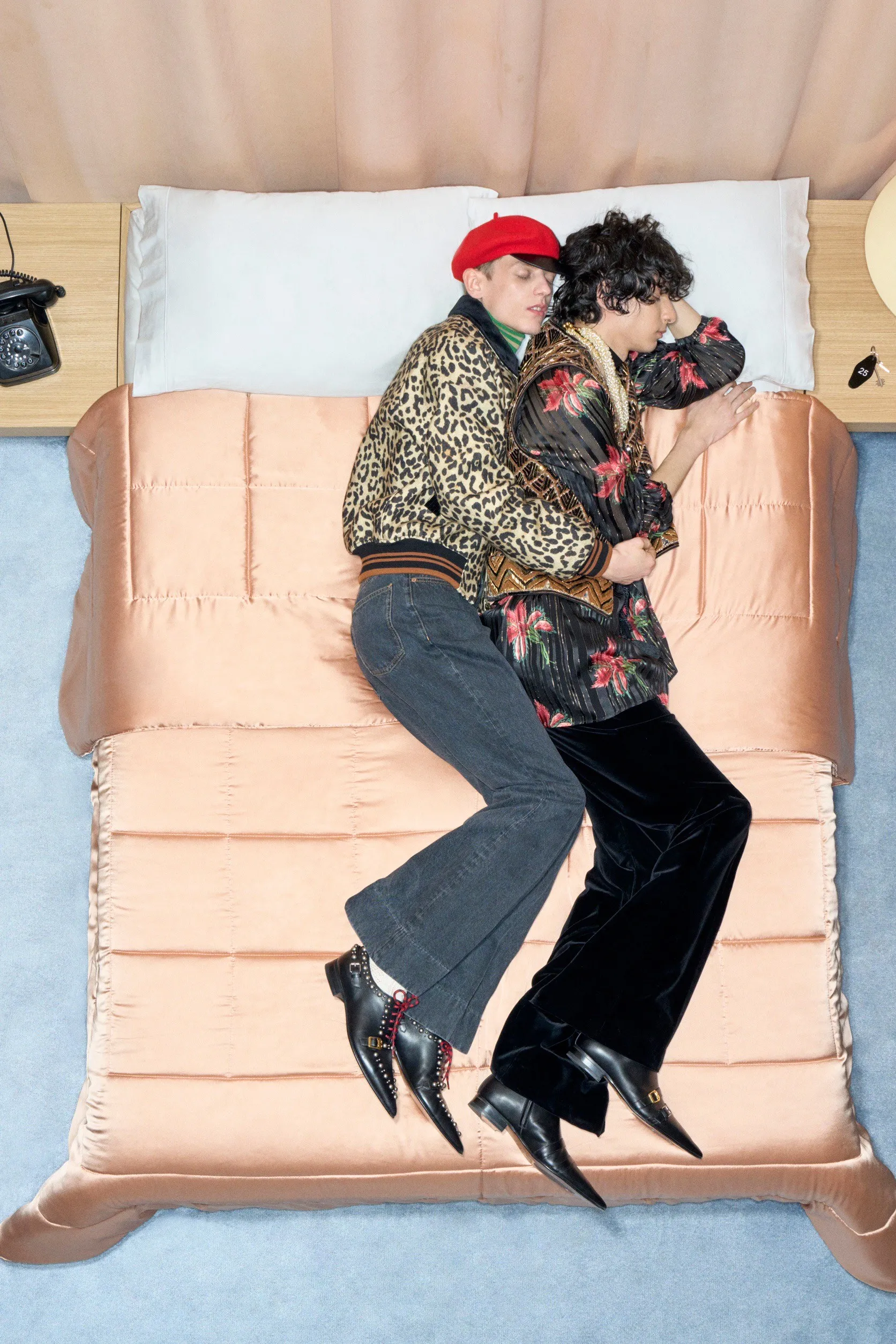 Valentino  รีสอร์ต คอนเซปต์นางแบบ นอนทอดยาวบนเตียง