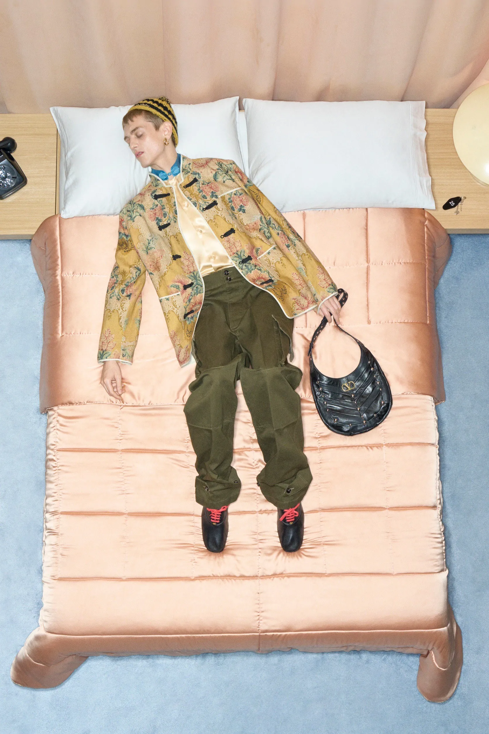 Valentino  รีสอร์ต คอนเซปต์นางแบบ นอนทอดยาวบนเตียง