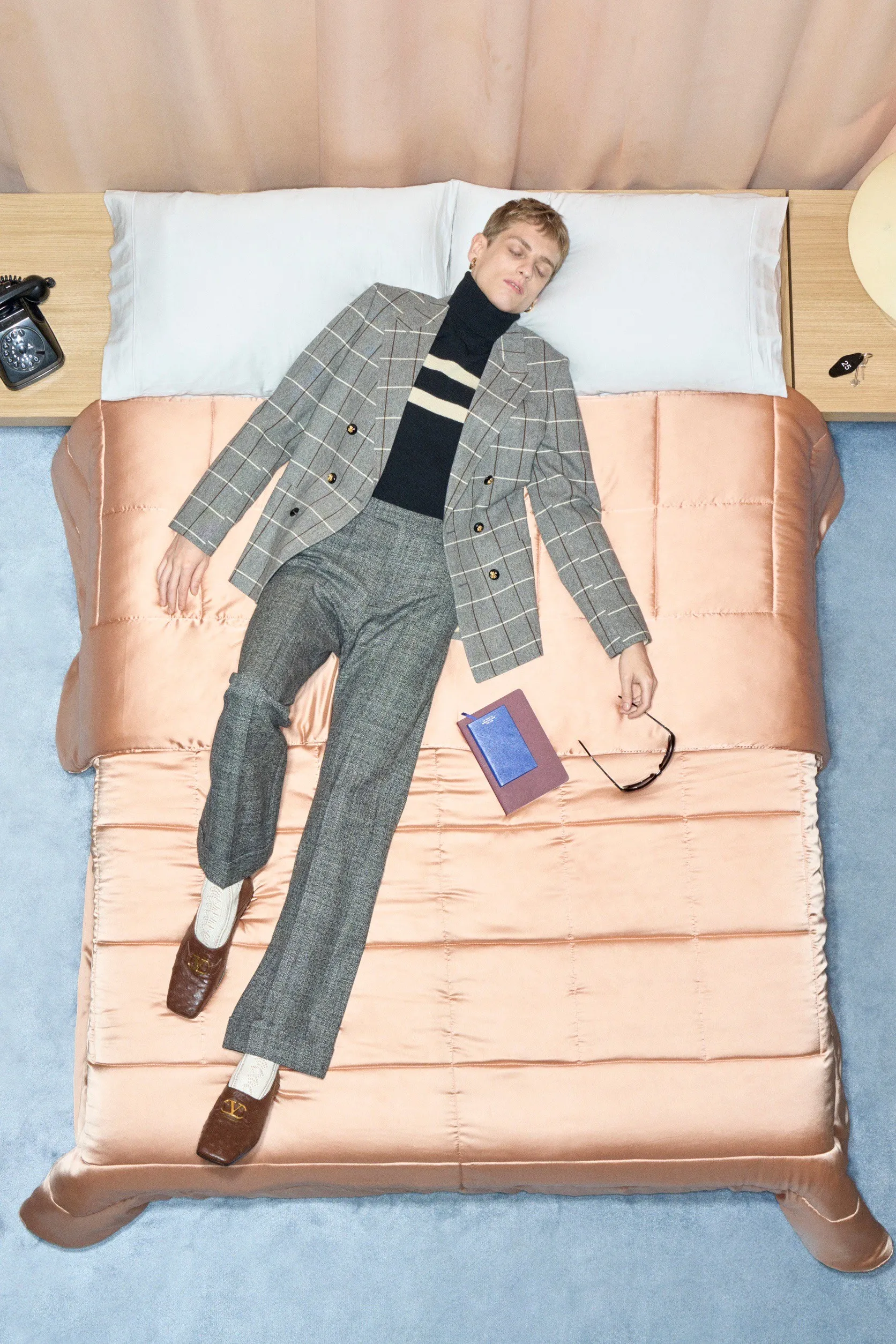 Valentino  รีสอร์ต คอนเซปต์นางแบบ นอนทอดยาวบนเตียง