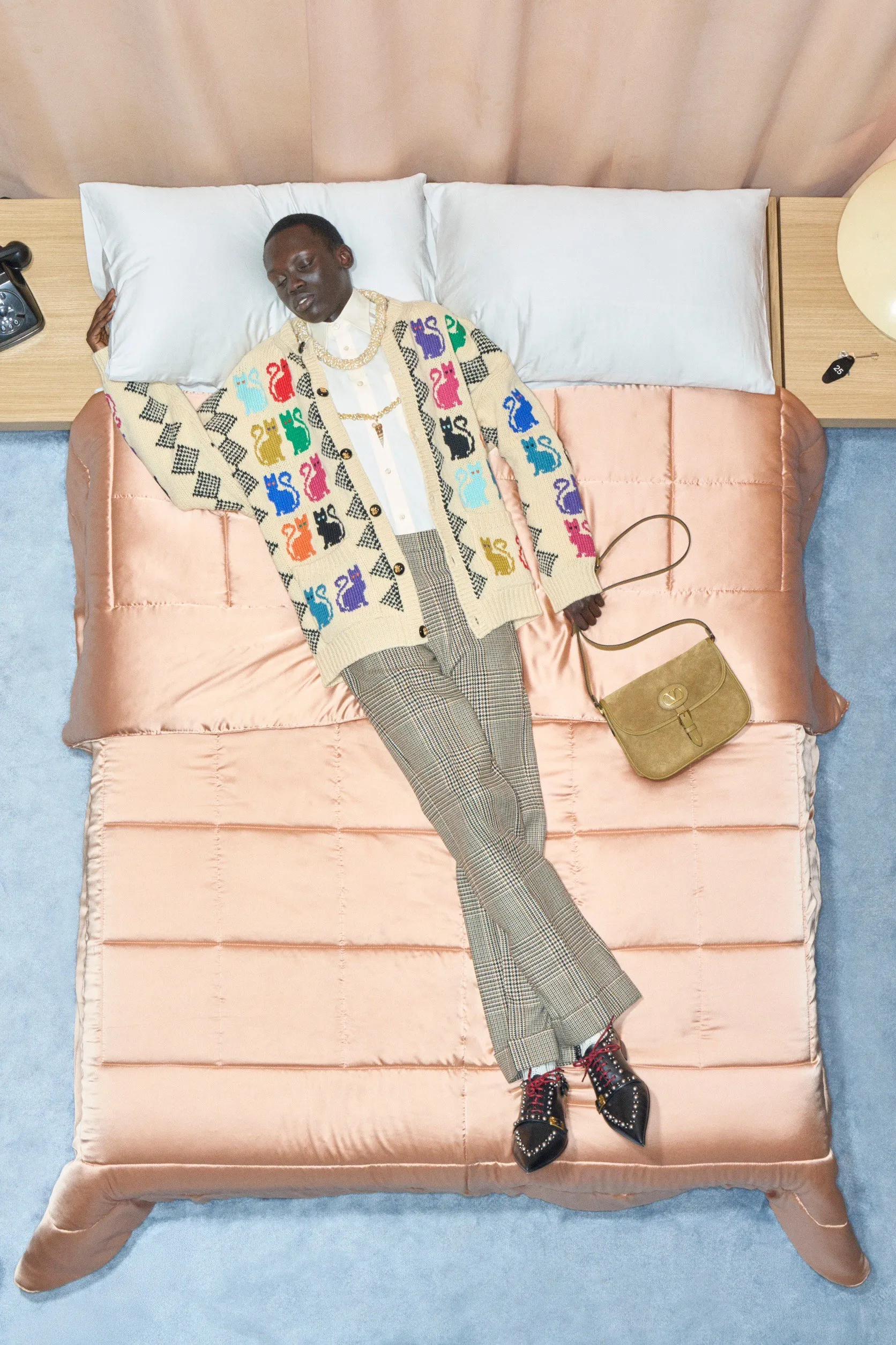 Valentino  รีสอร์ต คอนเซปต์นางแบบ นอนทอดยาวบนเตียง