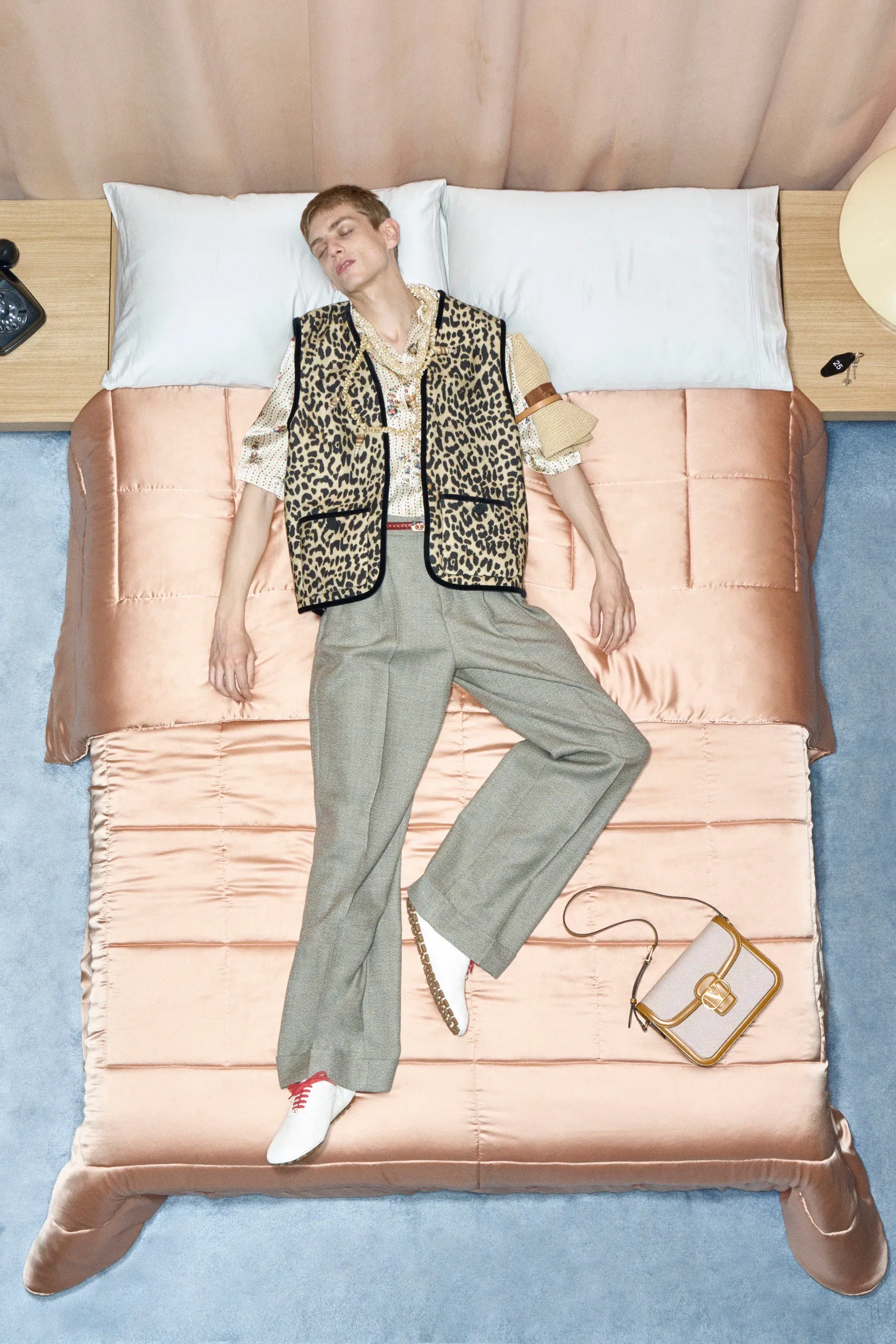 Valentino  รีสอร์ต คอนเซปต์นางแบบ นอนทอดยาวบนเตียง