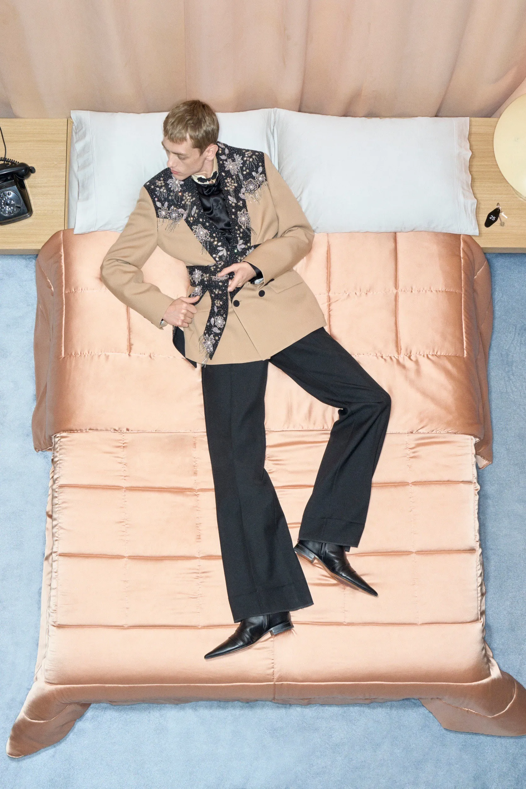 Valentino  รีสอร์ต คอนเซปต์นางแบบ นอนทอดยาวบนเตียง