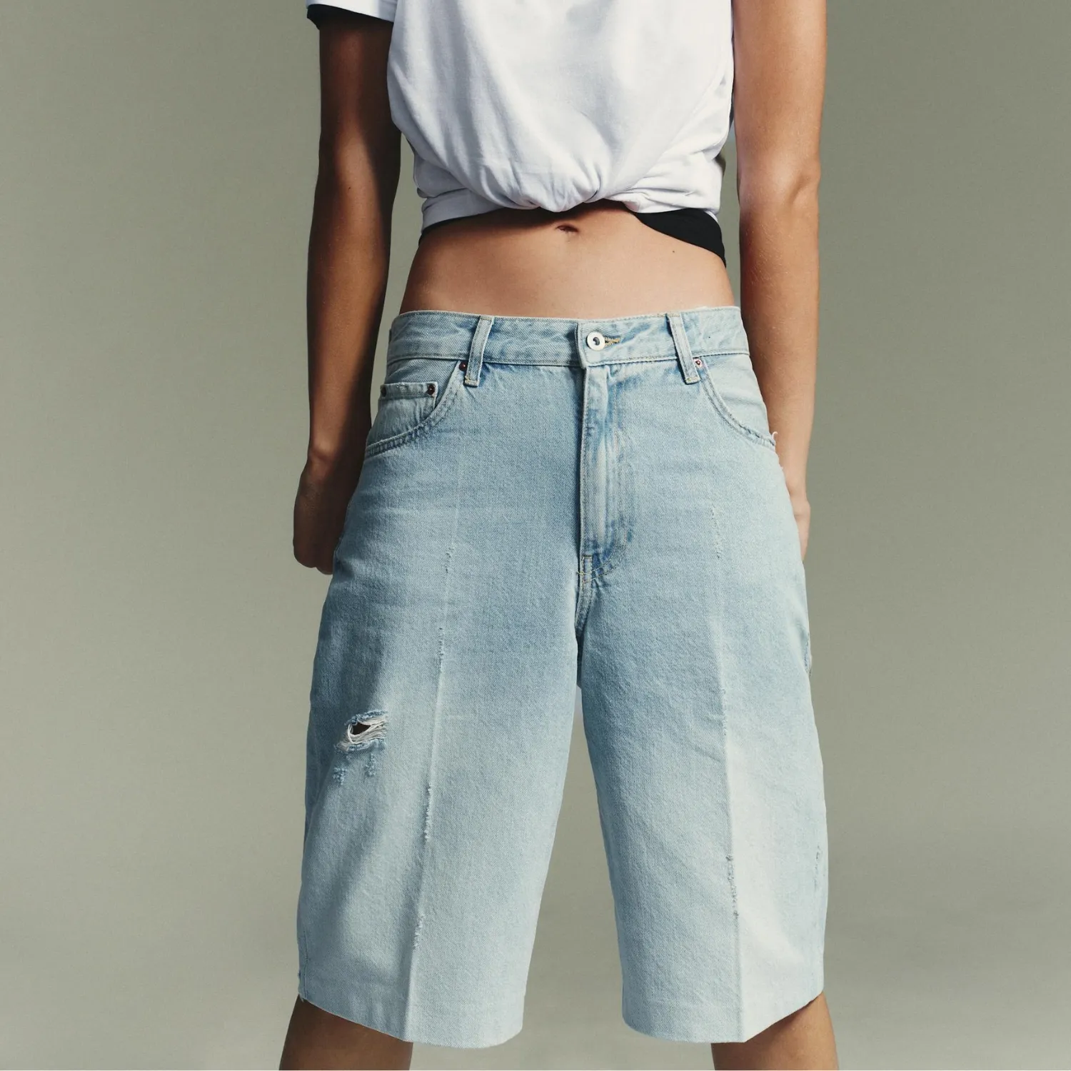 TRF Ripped Mid-Rise Denim Jorts (ราคา 1,990 บาท) จาก ZARA