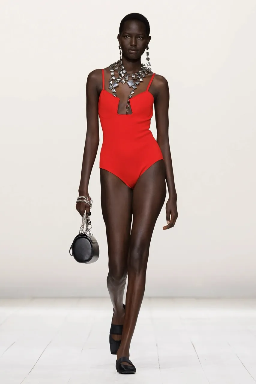 นางเเบบบนรันเวย์ Givenchy