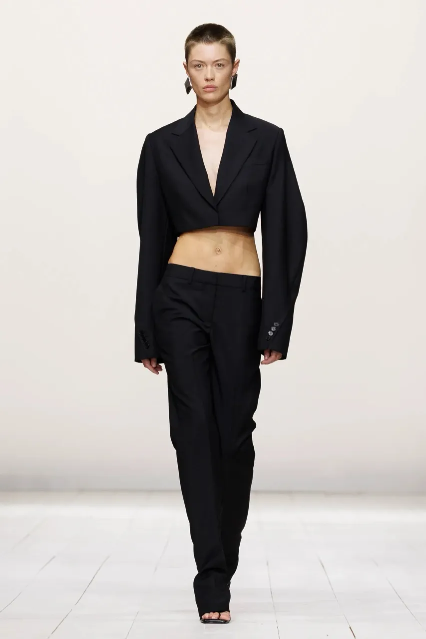 นางเเบบบนรันเวย์ Givenchy