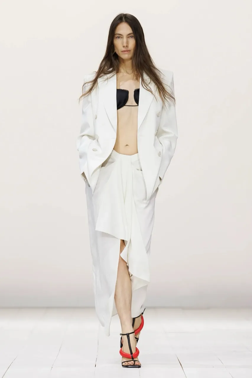 นางเเบบบนรันเวย์ Givenchy