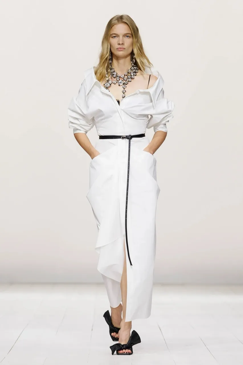 นางเเบบบนรันเวย์ Givenchy