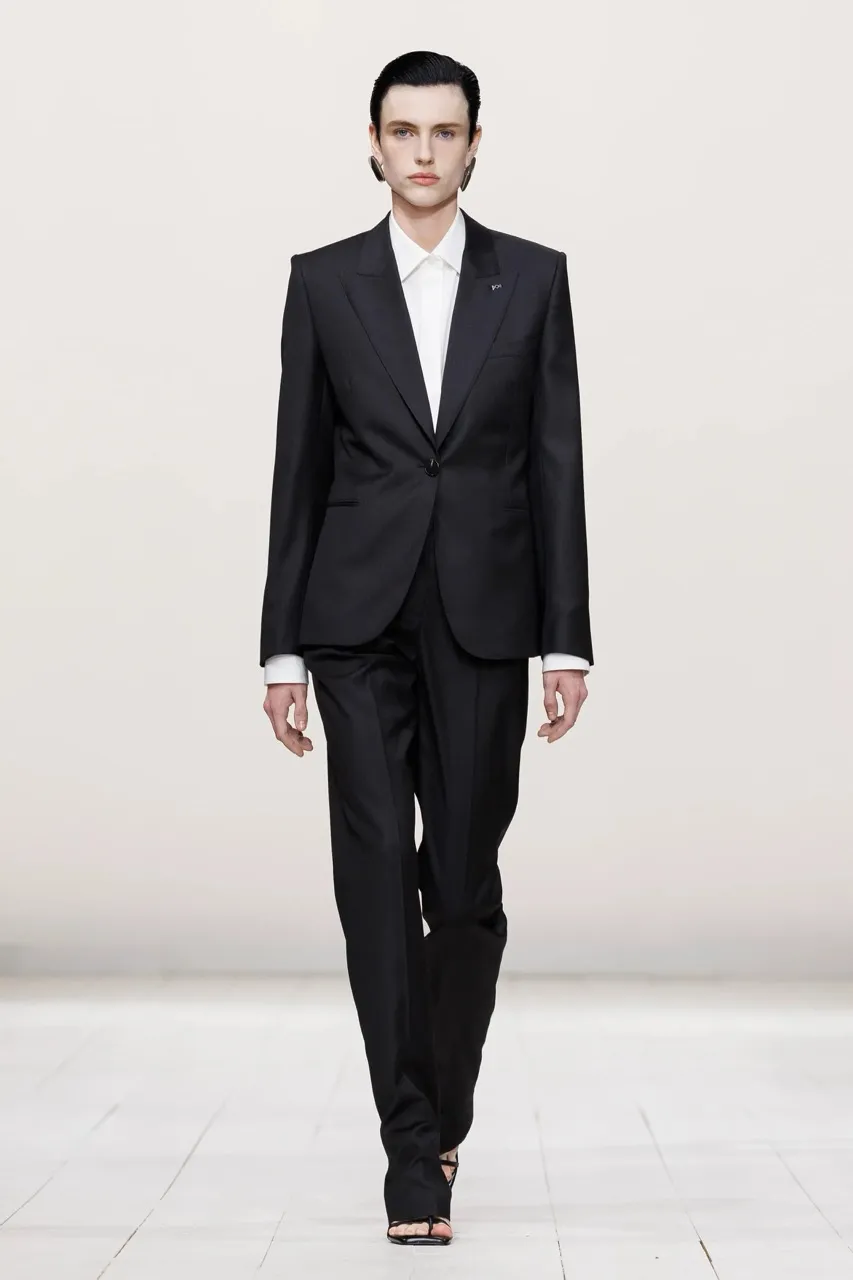 นางเเบบบนรันเวย์ Givenchy