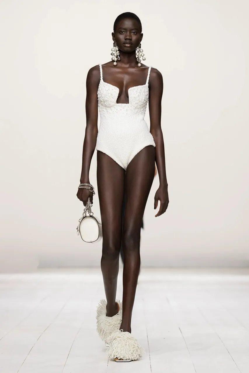 นางเเบบบนรันเวย์ Givenchy