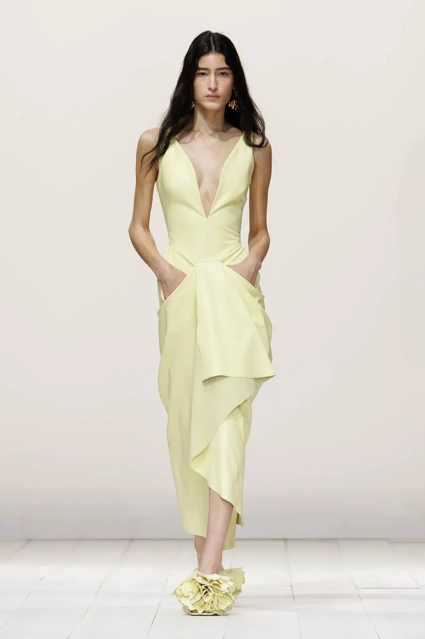 นางเเบบบนรันเวย์ Givenchy