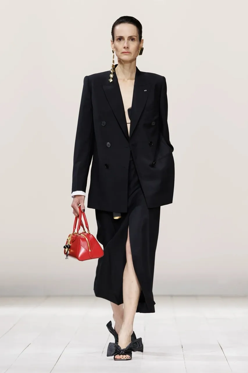 นางเเบบบนรันเวย์ Givenchy