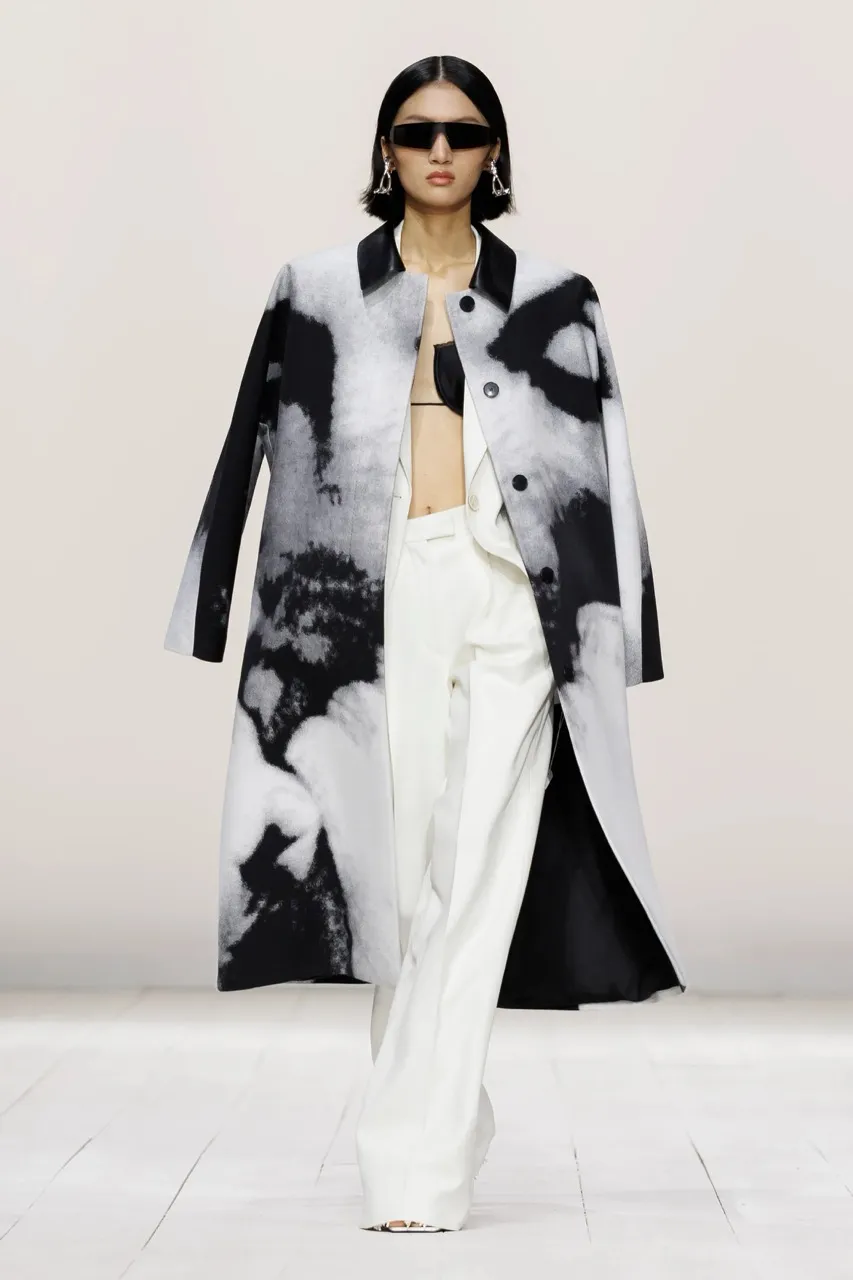 นางเเบบบนรันเวย์ Givenchy