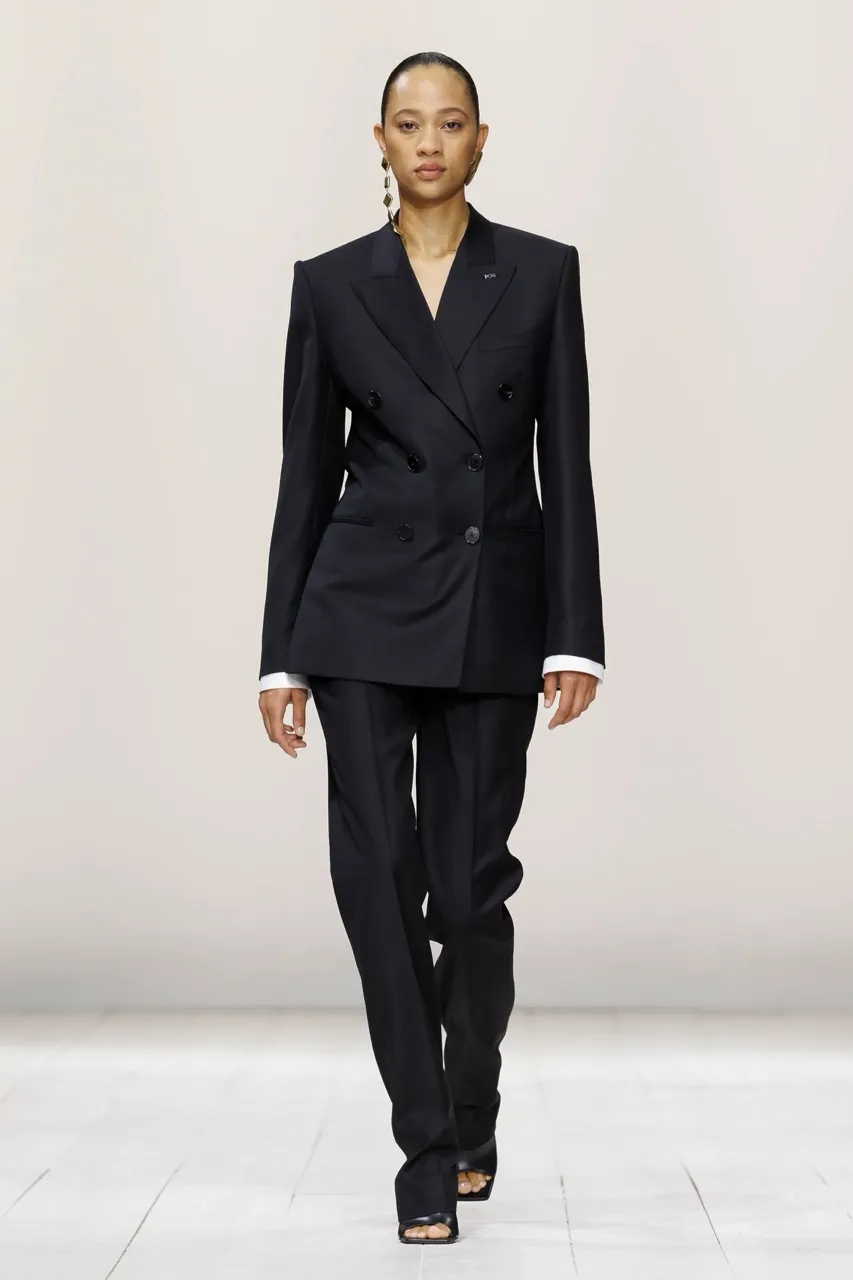 นางเเบบบนรันเวย์ Givenchy