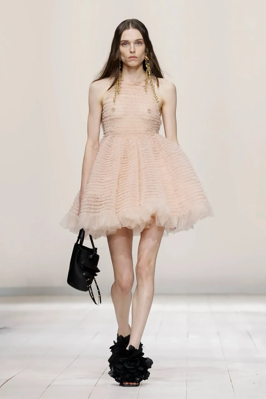 นางเเบบบนรันเวย์ Givenchy