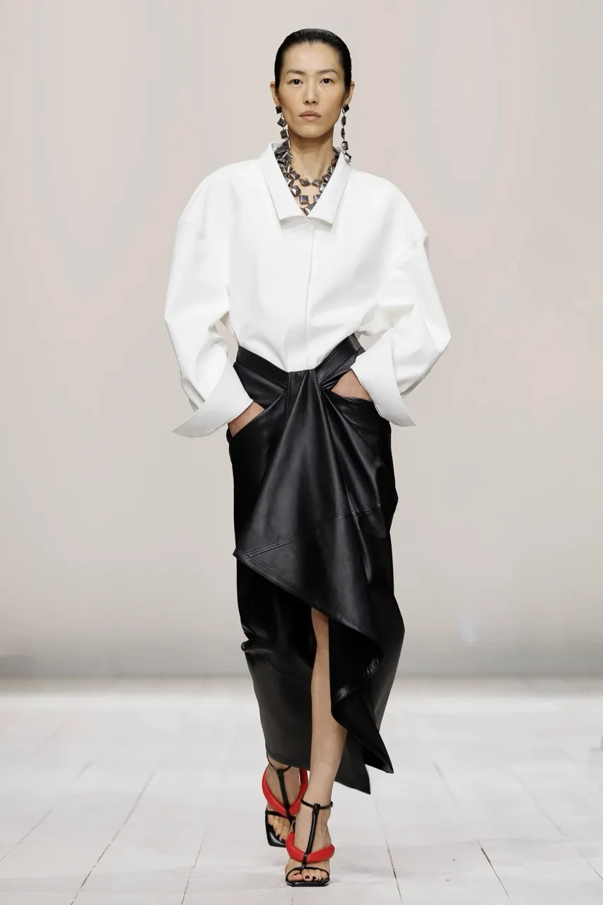 นางเเบบบนรันเวย์ Givenchy