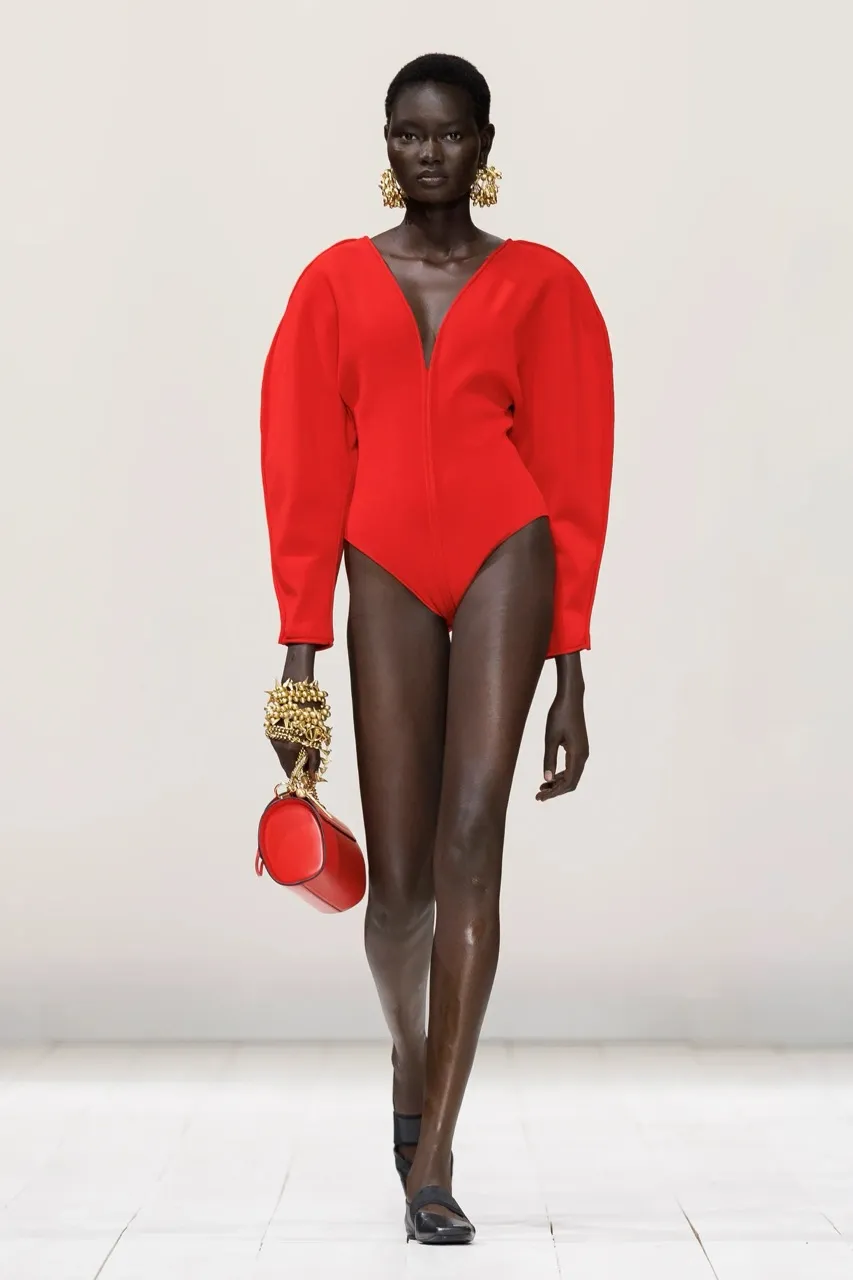 นางเเบบบนรันเวย์ Givenchy