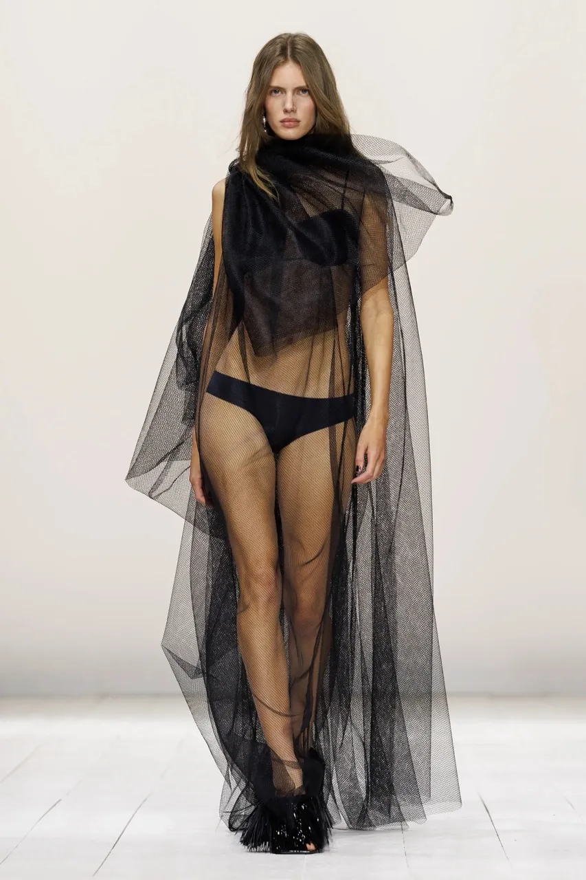 นางเเบบบนรันเวย์ Givenchy