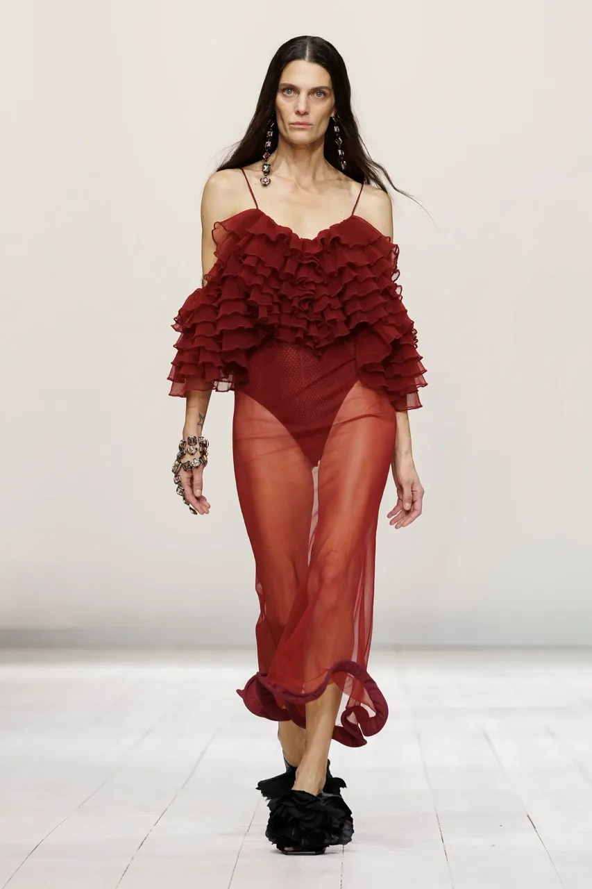 นางเเบบบนรันเวย์ Givenchy