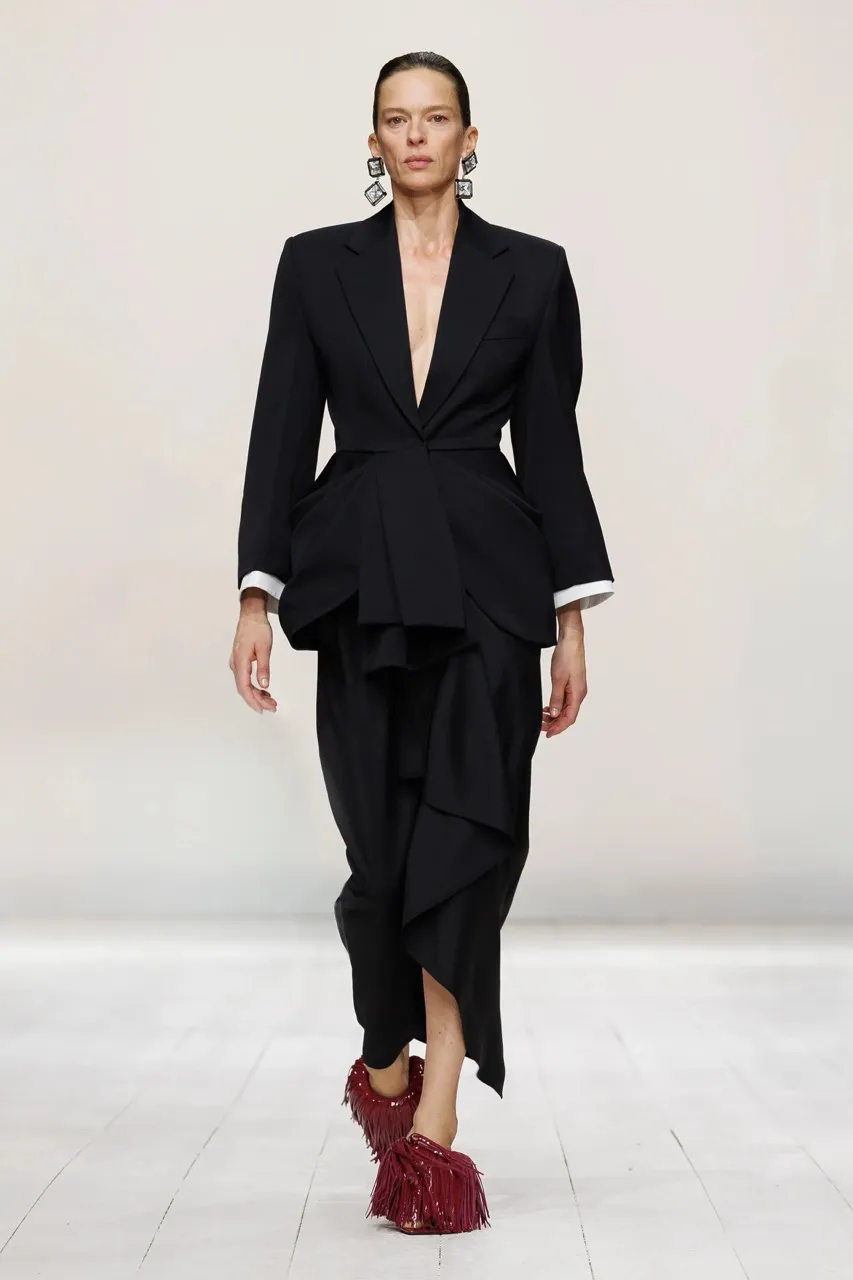 นางเเบบบนรันเวย์ Givenchy