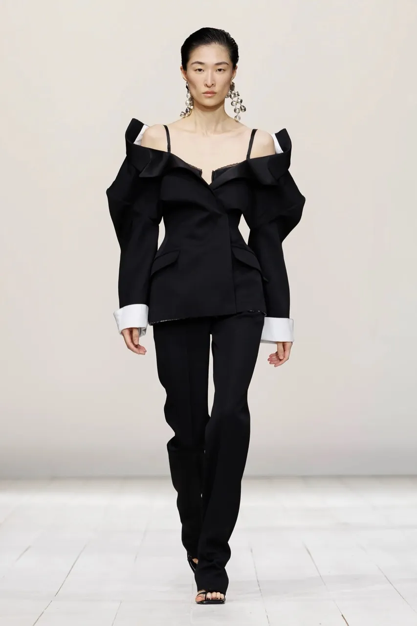 นางเเบบบนรันเวย์ Givenchy