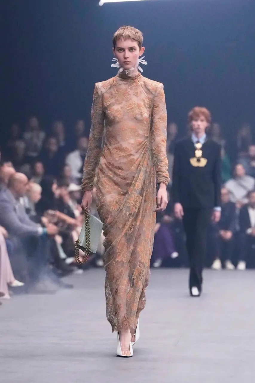 นางเเบบบนรันเวย์ Maison Valentino คอลเล็กชั่นฤดูใบไม้ผลิ/ฤดูร้อน 2026 