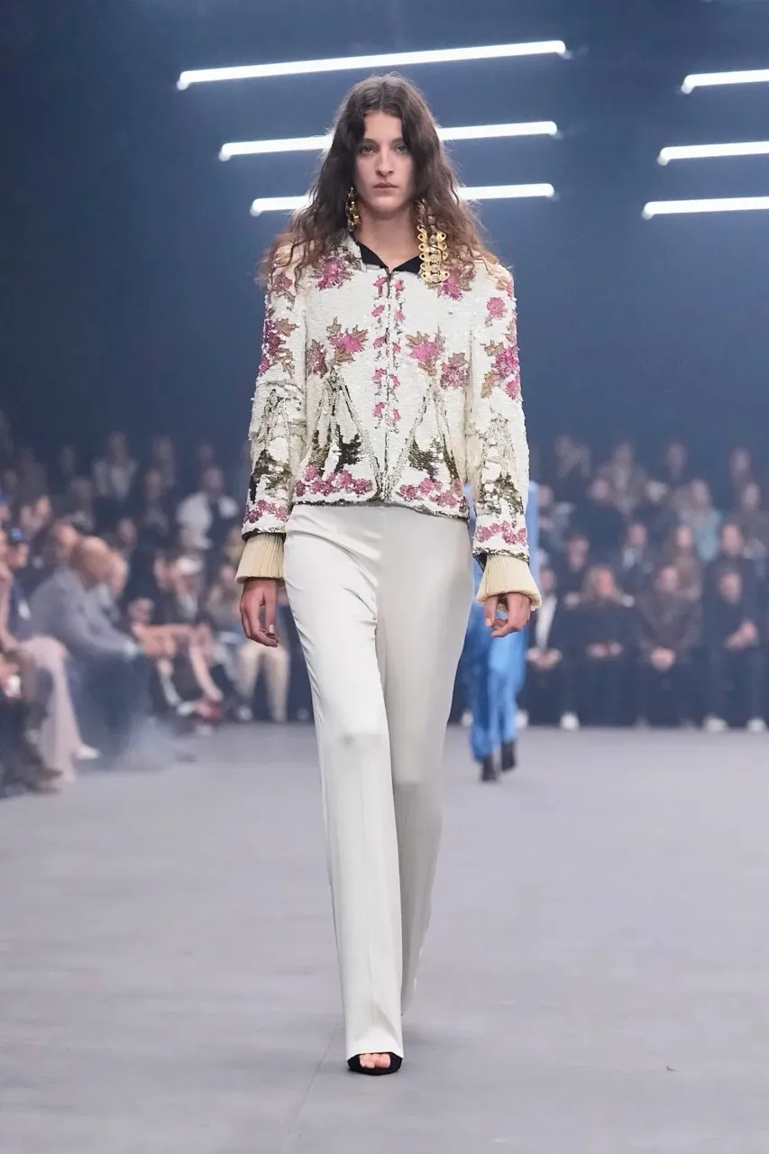 นางเเบบบนรันเวย์ Maison Valentino คอลเล็กชั่นฤดูใบไม้ผลิ/ฤดูร้อน 2026 