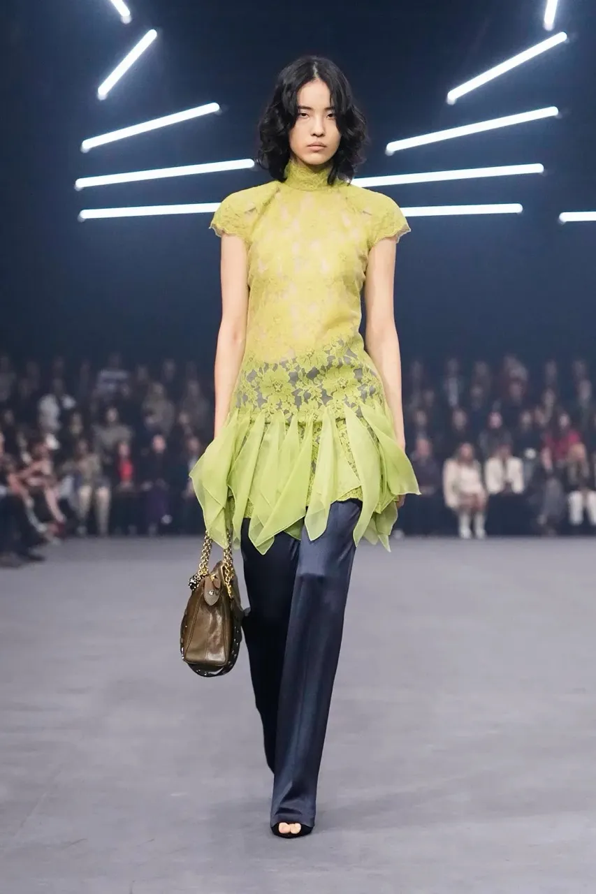 นางเเบบบนรันเวย์ Maison Valentino คอลเล็กชั่นฤดูใบไม้ผลิ/ฤดูร้อน 2026 