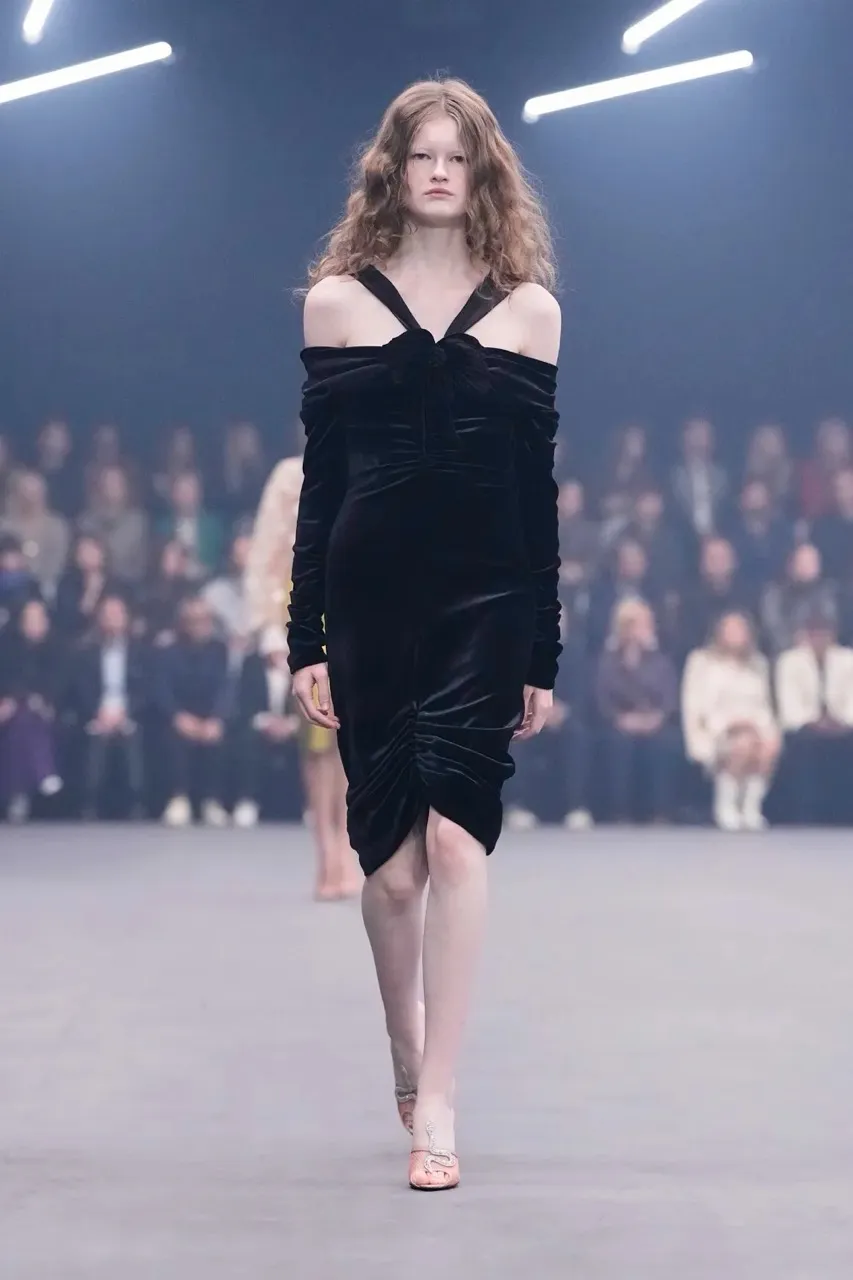 นางเเบบบนรันเวย์ Maison Valentino คอลเล็กชั่นฤดูใบไม้ผลิ/ฤดูร้อน 2026 
