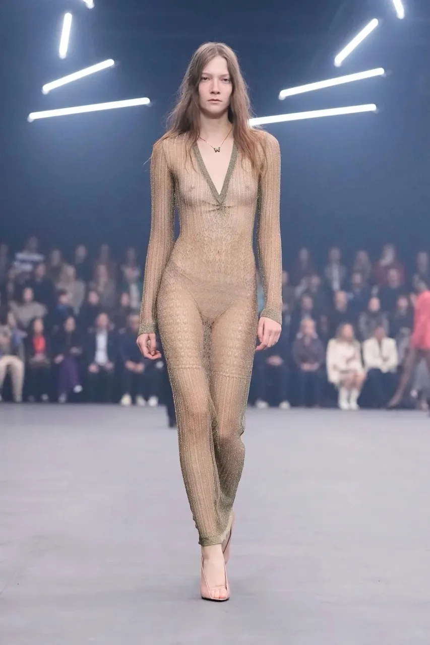 นางเเบบบนรันเวย์ Maison Valentino คอลเล็กชั่นฤดูใบไม้ผลิ/ฤดูร้อน 2026 