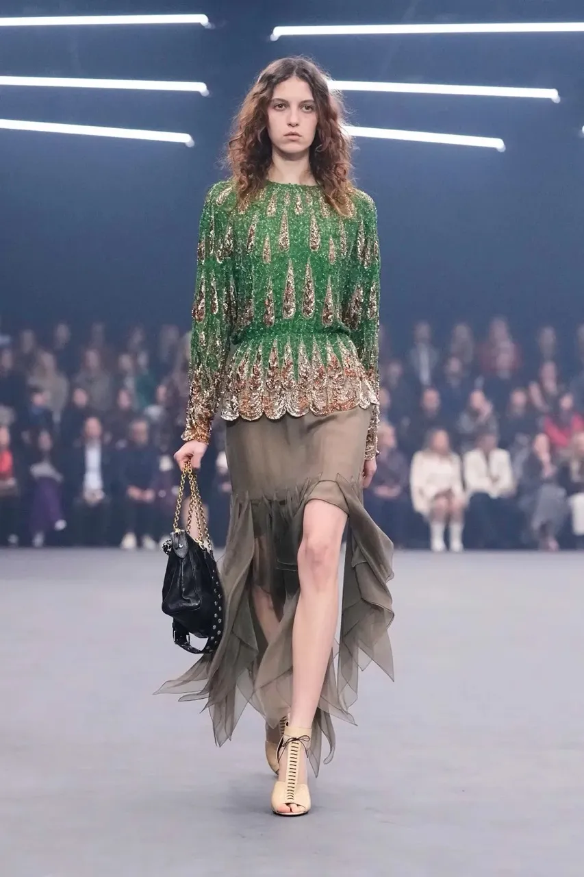 นางเเบบบนรันเวย์ Maison Valentino คอลเล็กชั่นฤดูใบไม้ผลิ/ฤดูร้อน 2026 