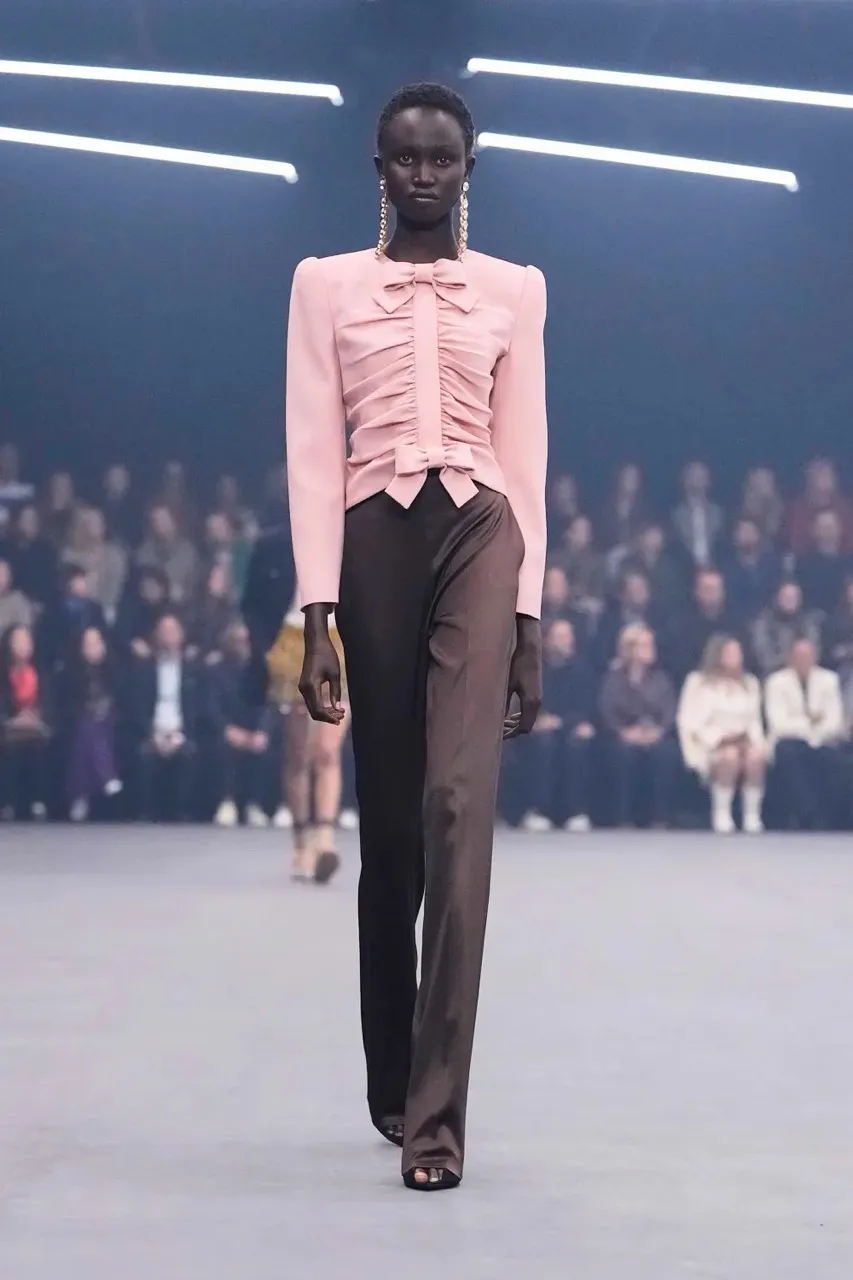 นางเเบบบนรันเวย์ Maison Valentino คอลเล็กชั่นฤดูใบไม้ผลิ/ฤดูร้อน 2026 
