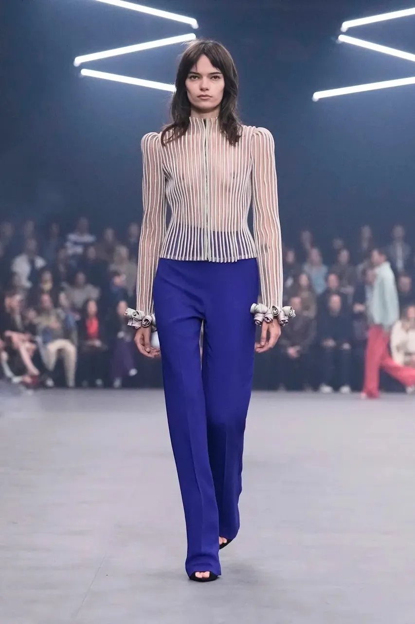 นางเเบบบนรันเวย์ Maison Valentino คอลเล็กชั่นฤดูใบไม้ผลิ/ฤดูร้อน 2026 