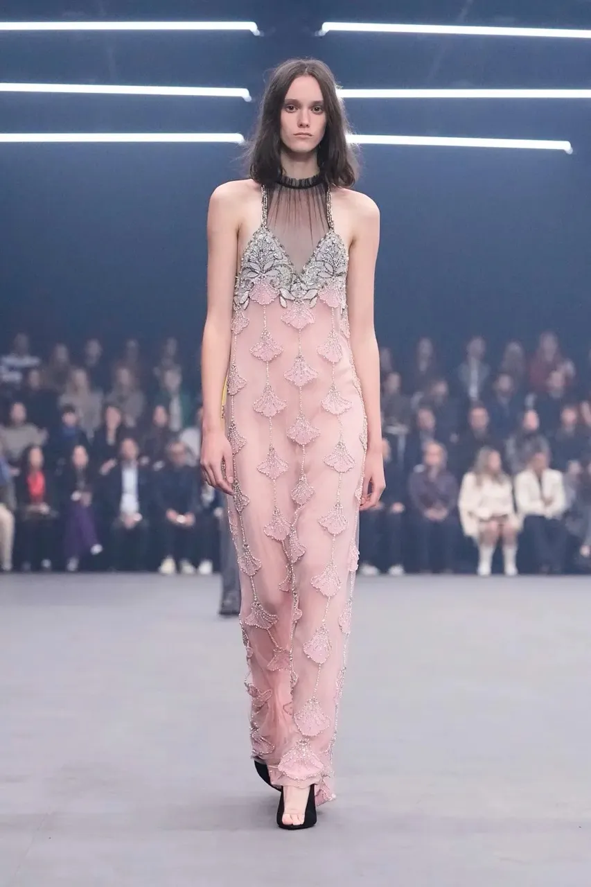 นางเเบบบนรันเวย์ Maison Valentino คอลเล็กชั่นฤดูใบไม้ผลิ/ฤดูร้อน 2026 