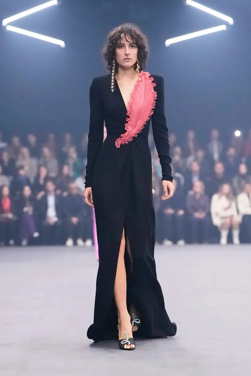 นางเเบบบนรันเวย์ Maison Valentino คอลเล็กชั่นฤดูใบไม้ผลิ/ฤดูร้อน 2026 