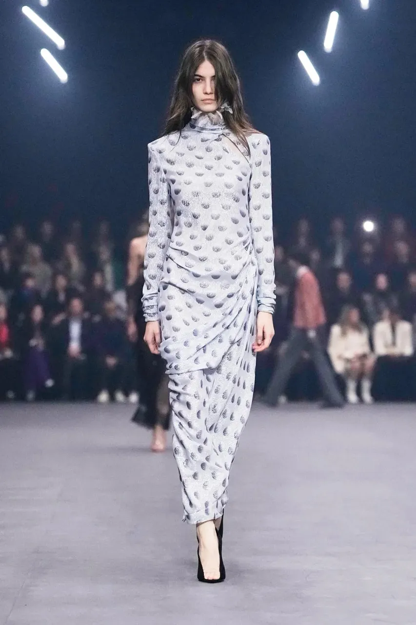 นางเเบบบนรันเวย์ Maison Valentino คอลเล็กชั่นฤดูใบไม้ผลิ/ฤดูร้อน 2026 