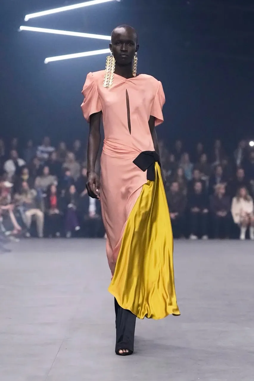 นางเเบบบนรันเวย์ Maison Valentino คอลเล็กชั่นฤดูใบไม้ผลิ/ฤดูร้อน 2026 