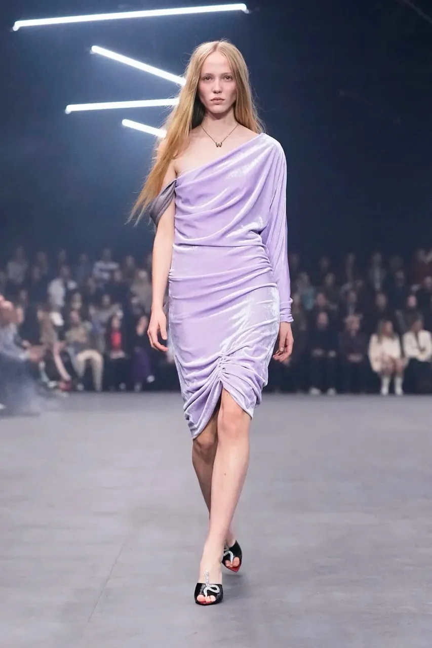 นางเเบบบนรันเวย์ Maison Valentino คอลเล็กชั่นฤดูใบไม้ผลิ/ฤดูร้อน 2026 