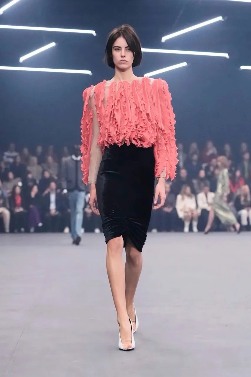 นางเเบบบนรันเวย์ Maison Valentino คอลเล็กชั่นฤดูใบไม้ผลิ/ฤดูร้อน 2026 