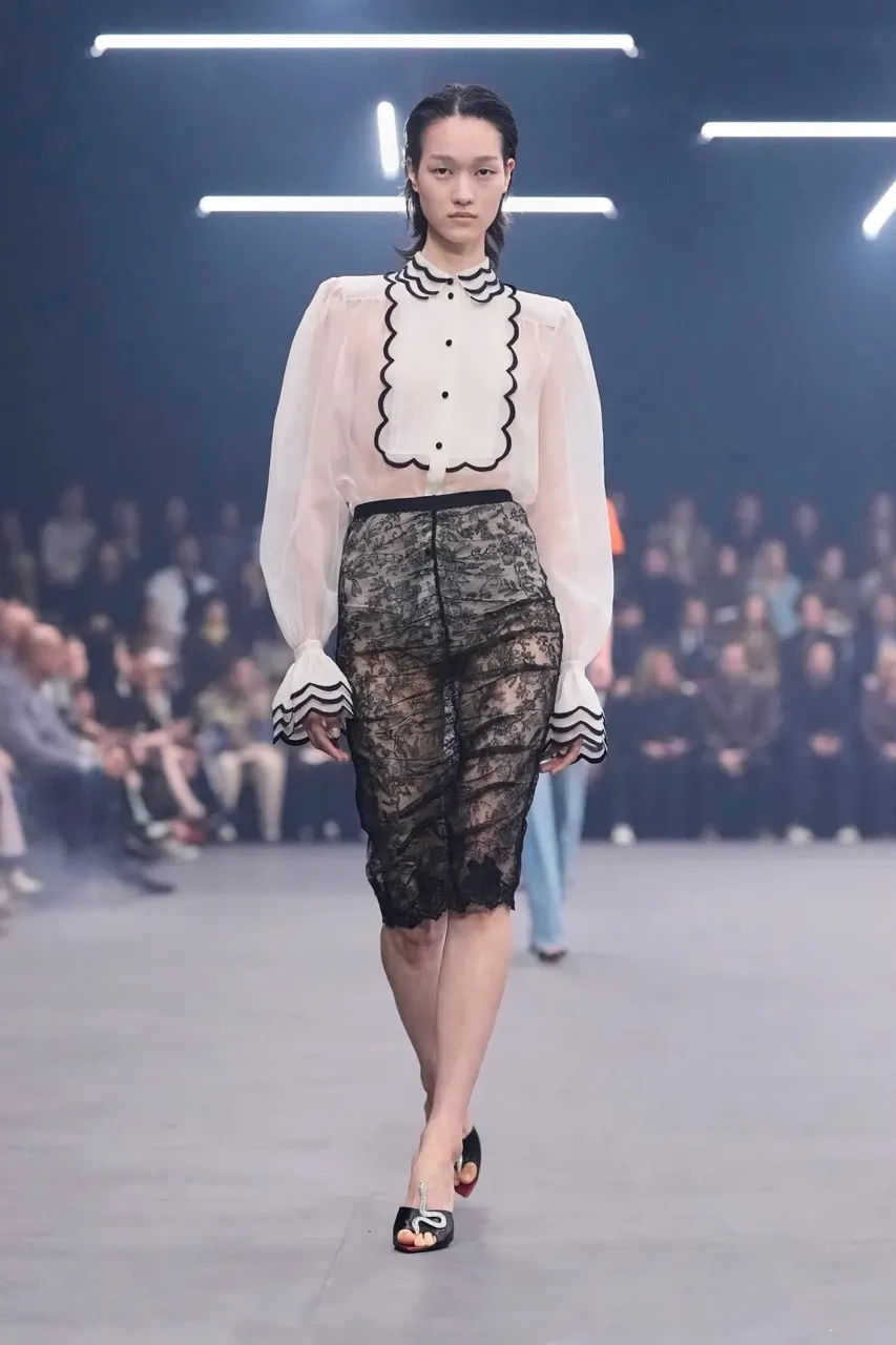 นางเเบบบนรันเวย์ Maison Valentino คอลเล็กชั่นฤดูใบไม้ผลิ/ฤดูร้อน 2026 