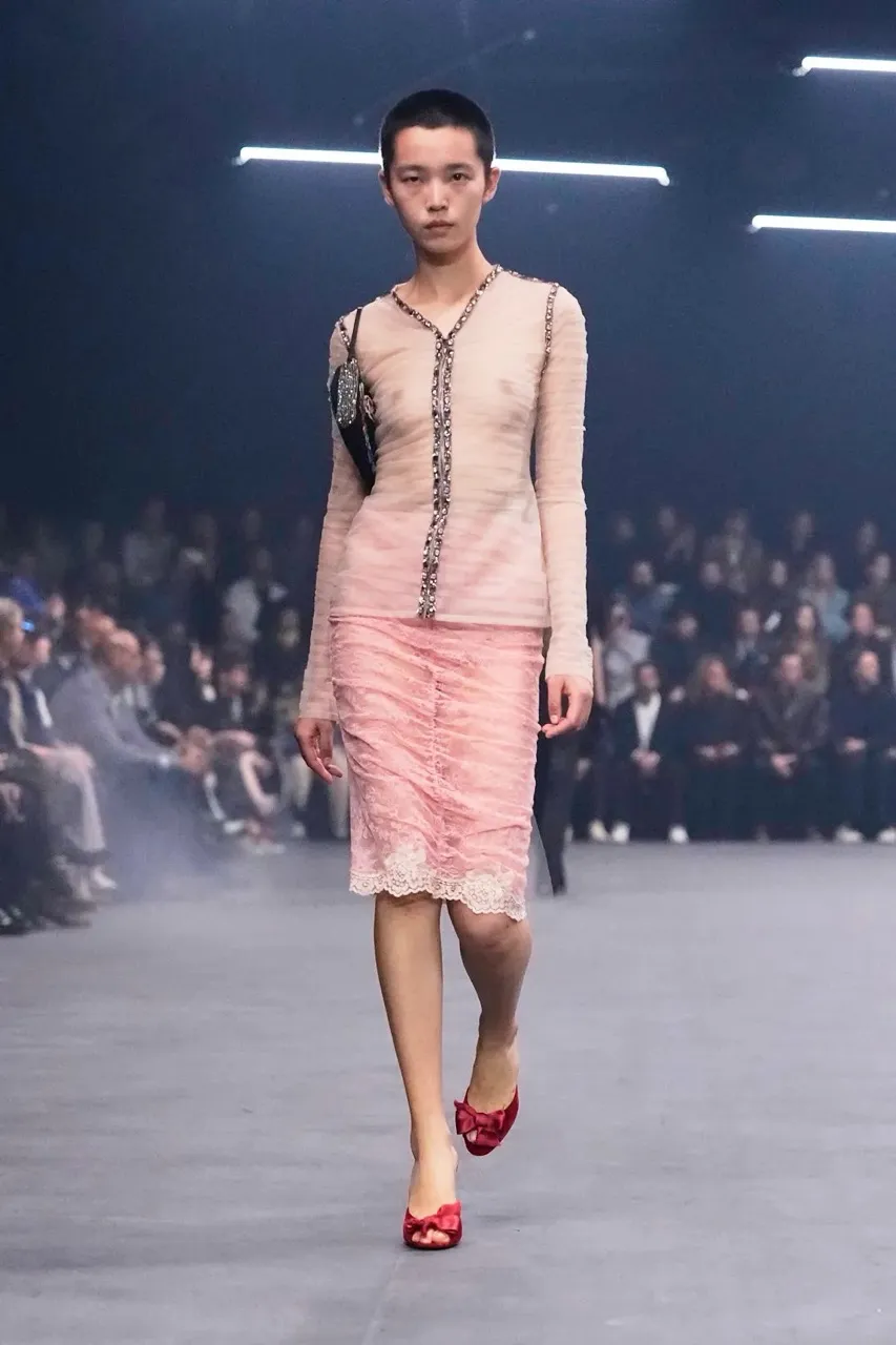 นางเเบบบนรันเวย์ Maison Valentino คอลเล็กชั่นฤดูใบไม้ผลิ/ฤดูร้อน 2026 