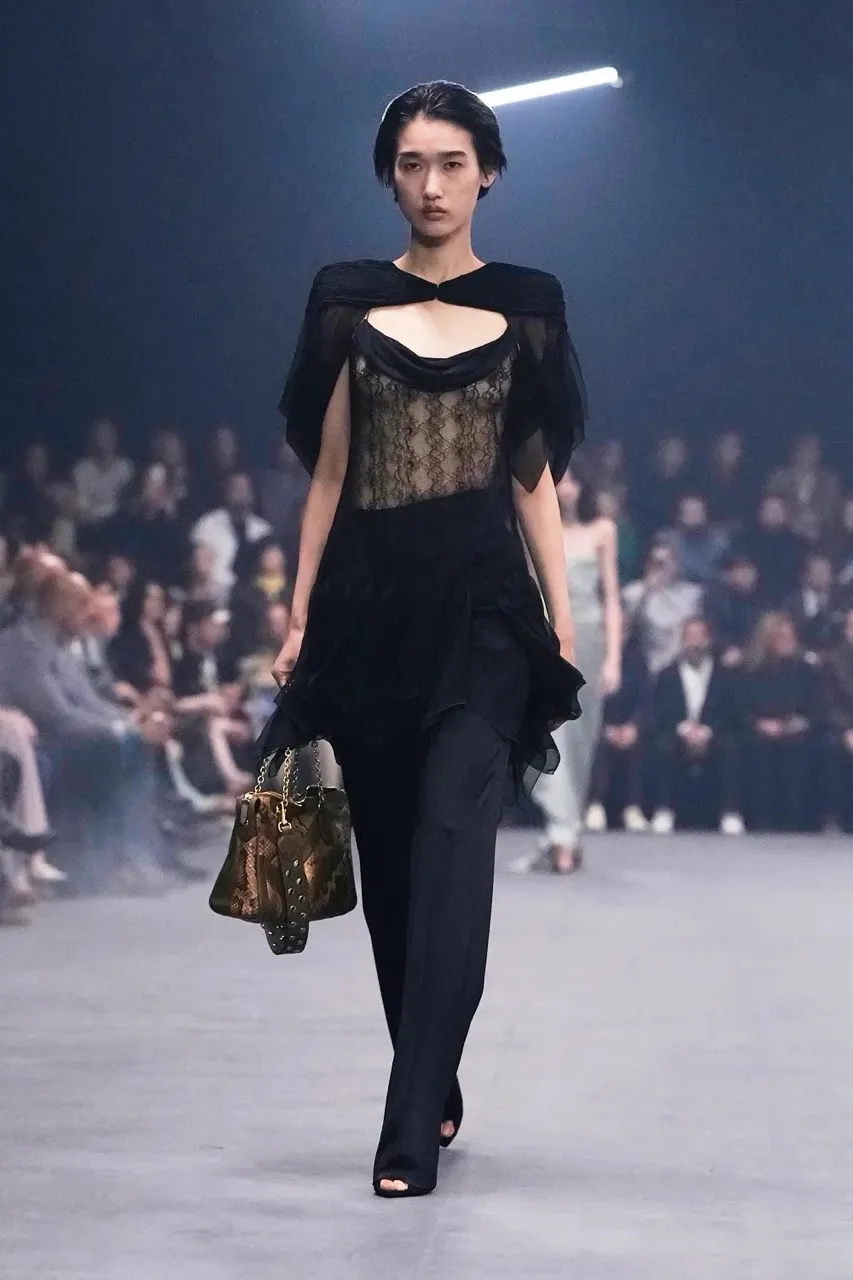 นางเเบบบนรันเวย์ Maison Valentino คอลเล็กชั่นฤดูใบไม้ผลิ/ฤดูร้อน 2026 