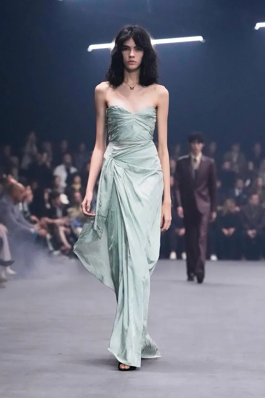 นางเเบบบนรันเวย์ Maison Valentino คอลเล็กชั่นฤดูใบไม้ผลิ/ฤดูร้อน 2026 