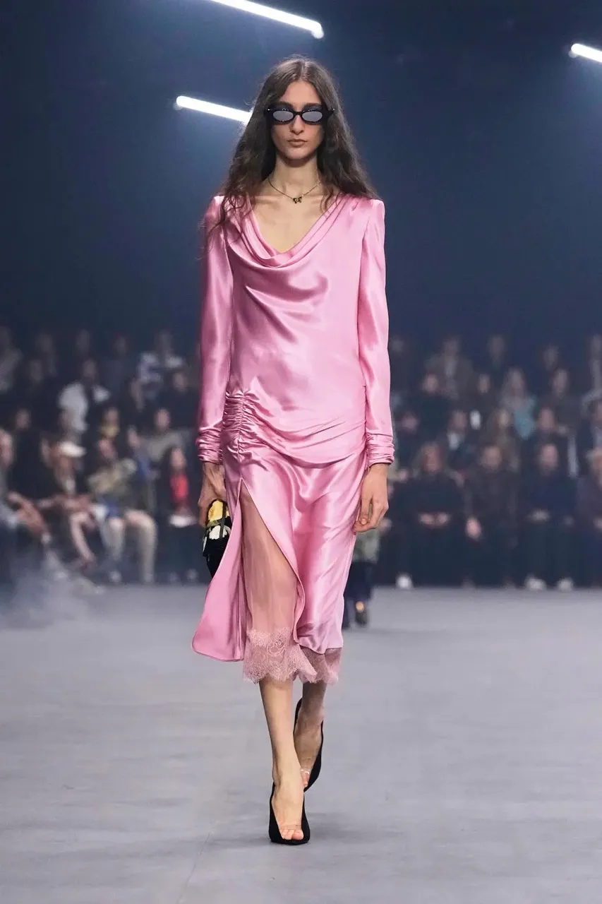 นางเเบบบนรันเวย์ Maison Valentino คอลเล็กชั่นฤดูใบไม้ผลิ/ฤดูร้อน 2026 