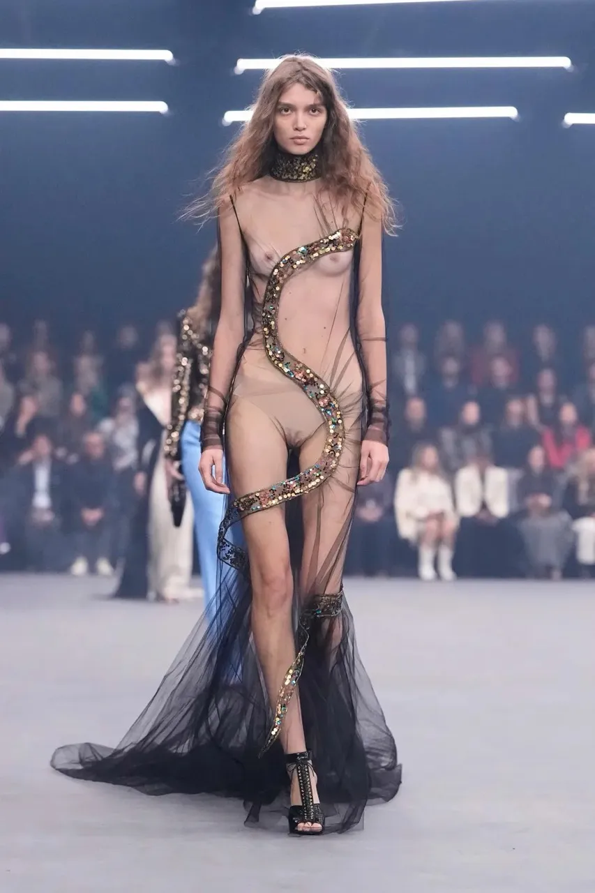 นางเเบบบนรันเวย์ Maison Valentino คอลเล็กชั่นฤดูใบไม้ผลิ/ฤดูร้อน 2026 
